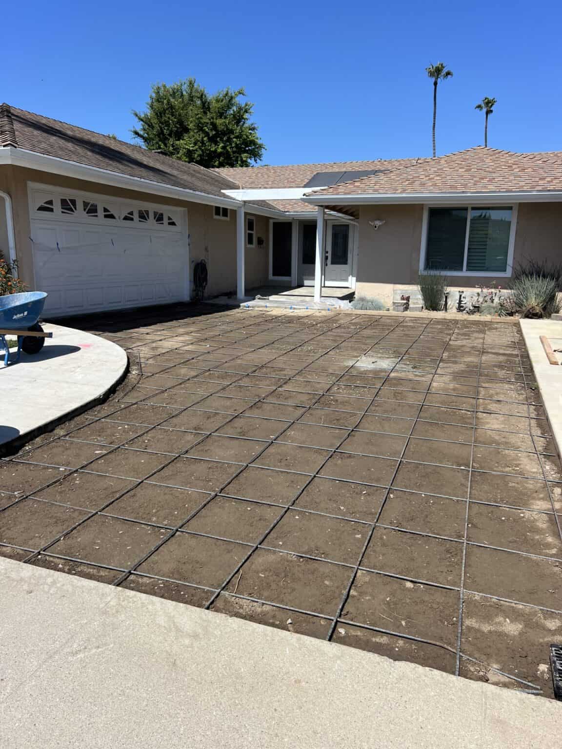Old cracked driveway before the concrete replacement